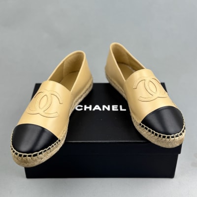 Chanel CC Espadrilles in beige and black lambskin leather — 4