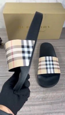 Burberry London Furley Vintage Check Pool Slides — 5