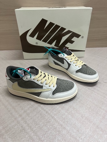 Air Jordan 1 Low OG SP Travis Scott "Reverse Mocha" sneakers — 4