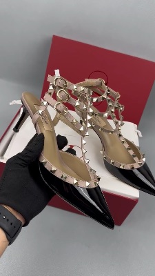 Valentino Garavani Rockstud patent leather pumps in black and beige — 5