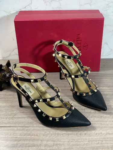 Valentino Garavani Rockstud grainy leather ankle strap pumps — 4