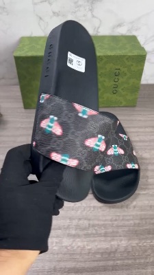 Gucci GG Supreme Slide 'Bee Print' sandals — 5