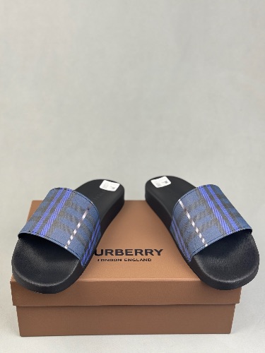 Burberry check sliders — 4