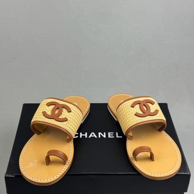 Chanel mules made of raffia and brown lambskin — 4