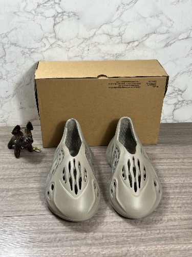 Adidas Yeezy Foam Runner Stone Sage sneakers. — 3