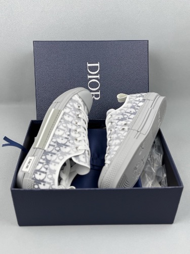 Dior B23 low-top sneakers in the Oblique canvas pattern