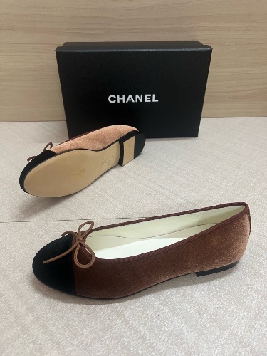 Chanel brown and black velvet cap-toe ballet flats