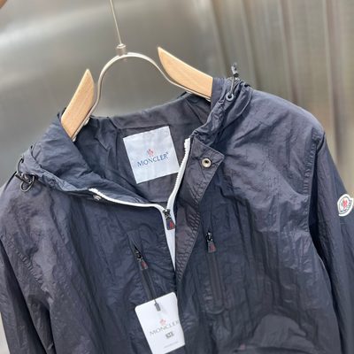 Moncler Nidge hooded jacket crafted from black technical nylon — 8