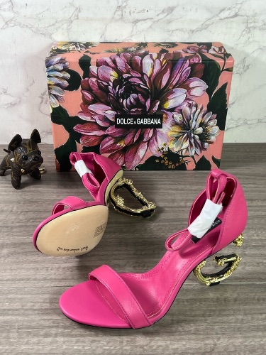 Dolce&Gabbana leather sandals featuring a sculpted baroque DG logo hee