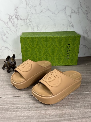 Gucci Interlocking GG camel brown rubber platform slides — 3