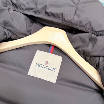 Moncler long-sleeved, black quilted down puffer coat — 6