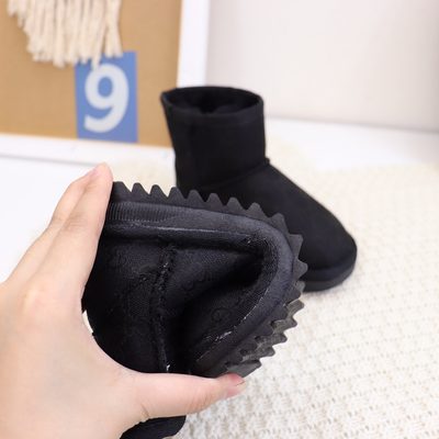 UGG short suede-style winter ankle boots — 8