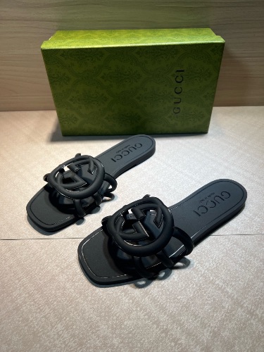 Gucci Interlocking G slide sandals — 3
