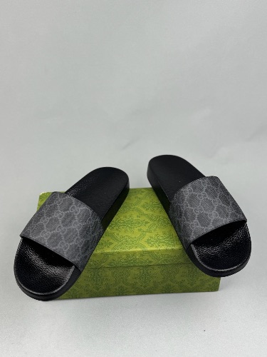 Gucci GG Supreme slides in black and grey — 4