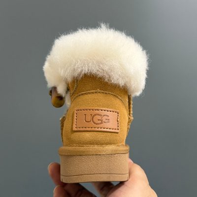 UGG Classic Mini Fluff BOOTS — 7