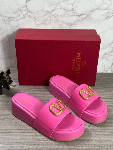 Valentino Garavani VLogo signature pink leather platform slides