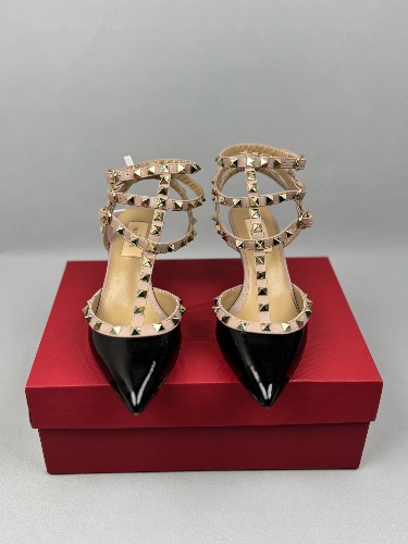 Valentino Garavani Rockstud patent leather pumps in black and beige — 3