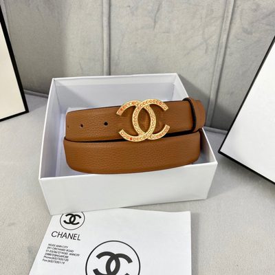 Chanel leather belt featuring a gold-toned CC buckle — 3