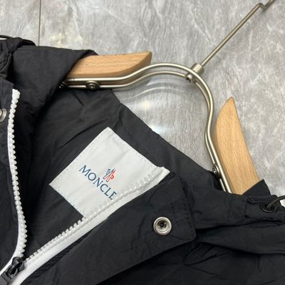 Moncler Nidge hooded jacket crafted from black technical nylon — 3