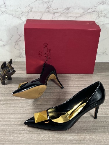 Valentino Garavani One Stud black patent leather pointed-toe pumps