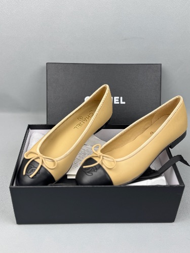 Chanel beige and black lambskin leather ballerina flats