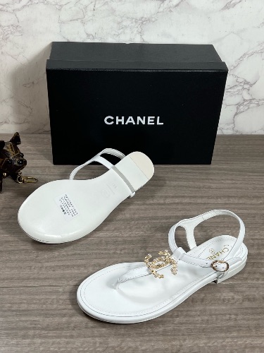 Chanel leather thong sandals