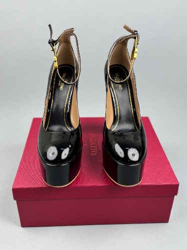 Valentino Garavani Tan-Go patent leather platform pumps in black — 3