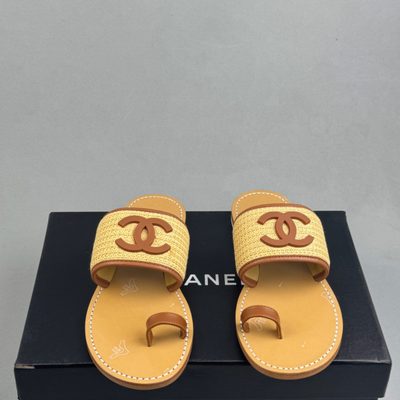 Chanel mules made of raffia and brown lambskin — 3