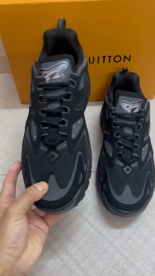 Louis Vuitton Runner Tatic sneakers in black — 5
