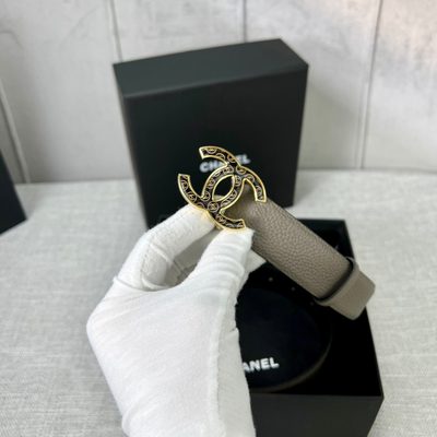 Chanel leather belt features a gold-tone CC buckle — 3