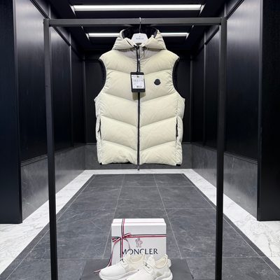 Moncler Guersac Hooded Diagonal-Quilted Down Gilet