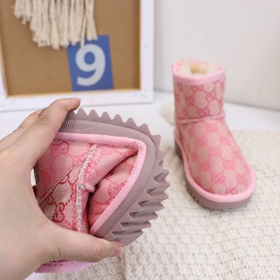 UGG short suede-style winter ankle boots — 8