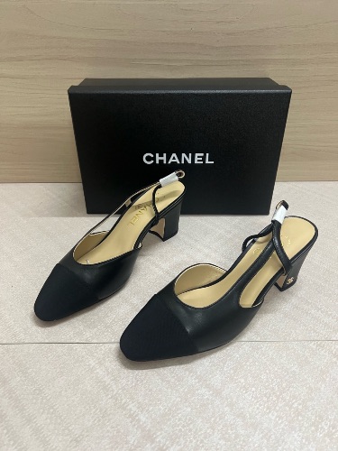 Chanel Slingback pumps in black goatskin and grosgrain — 3
