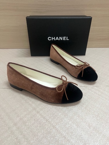 Chanel brown and black velvet cap-toe ballet flats — 4