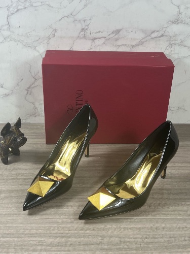 Valentino Garavani One Stud black patent leather pointed-toe pumps — 3