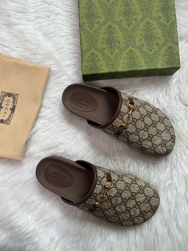Gucci GG Supreme Horsebit mules in beige and ebony canvas