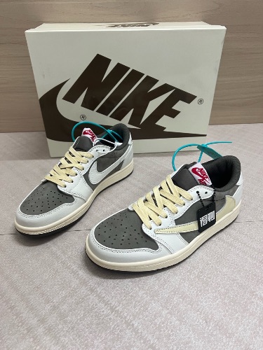 Air Jordan 1 Low OG SP Travis Scott "Reverse Mocha" sneakers — 3