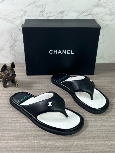 Chanel padded flip flops — 4