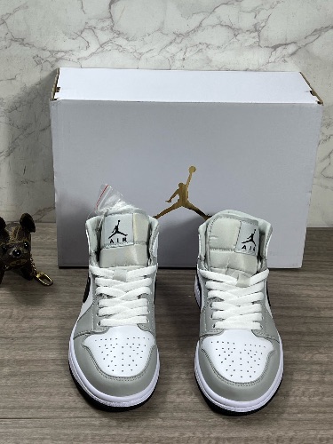 Nike Air Jordan 1 Mid — 3
