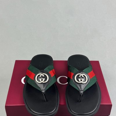 Gucci Interlocking G thong sandals — 3