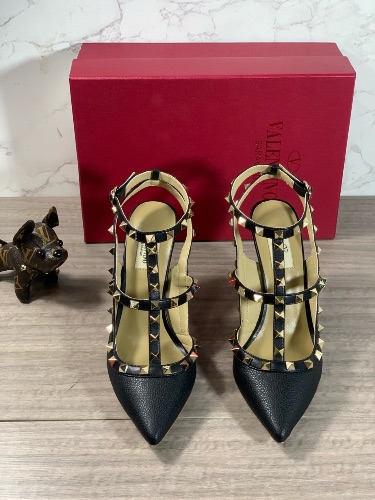 Valentino Garavani Rockstud grainy leather ankle strap pumps — 3