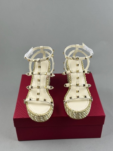 Valentino Garavani Rockstud Torchon 95 espadrille wedge sandals in ivory leather — 3