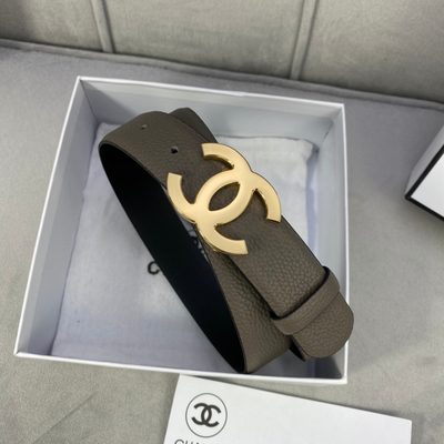 Chanel reversible belt made of mocha brown grained calfskin leather featuring a white interlocking C — 6