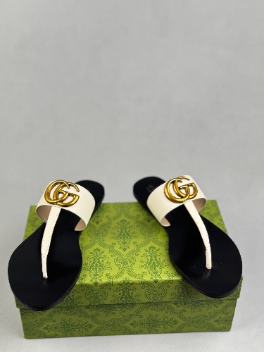 Gucci white leather Marmont thong sandals — 4