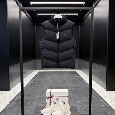 Moncler puffer gilet — 4