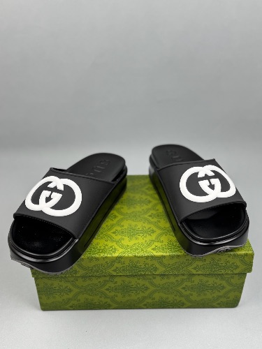 Gucci Interlocking G black rubber slide sandals — 4