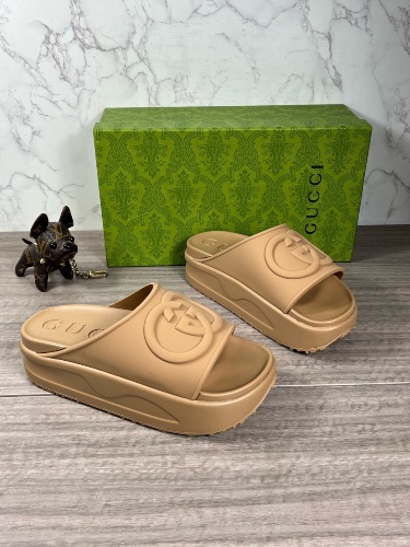 Gucci Interlocking GG camel brown rubber platform slides — 4