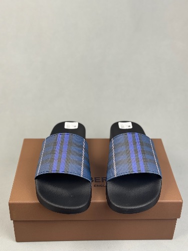 Burberry check sliders — 3