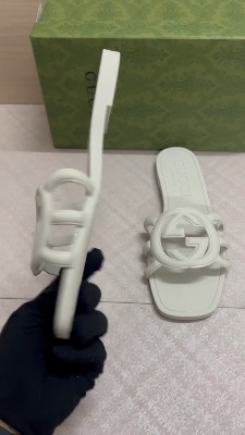 Gucci white Interlocking G rubber slide sandals — 5