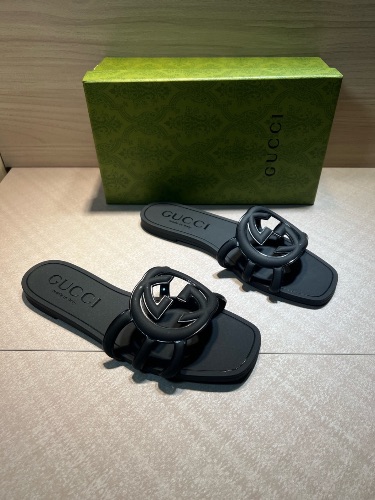 Gucci Interlocking G slide sandals — 4